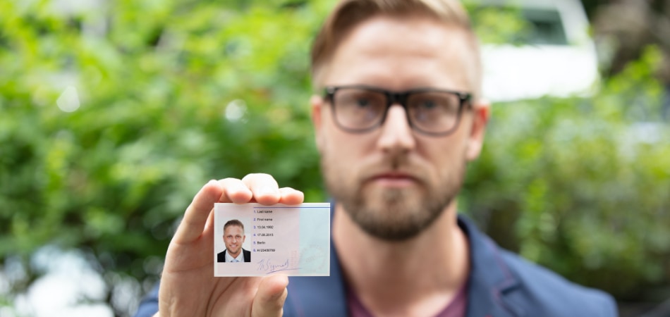 Man die zijn legitimatiebewijs toont