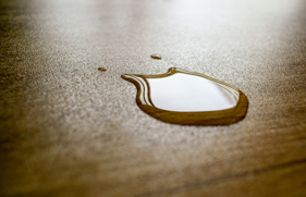 Water op een houten vloer