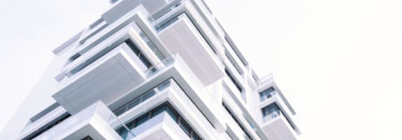 De buitenkant van een appartementsgebouw