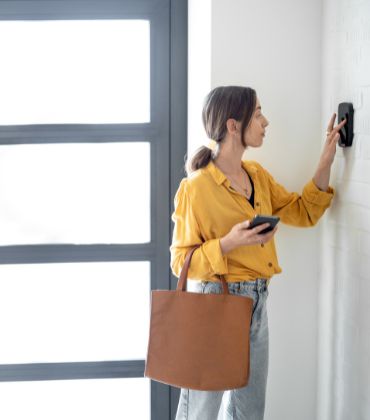 Vrouw activeert alarmsysteem voor ze vertrekt