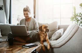 Een vrouw die thuis op haar laptop aan het werken is