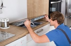 Installateur aan het werk in een keuken