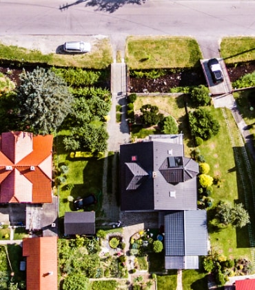 Bovenaanzicht van een woonwijk met veel groen