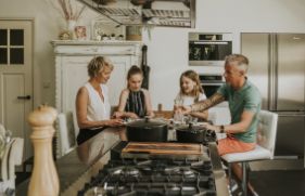 Gezin zit te eten aan de keukentafel