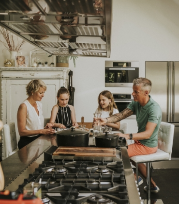 Gezin zit te eten aan de keukentafel