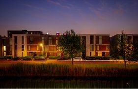 Moderne huizen verlicht door straatlantaarns