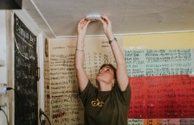 Iemand test een rookmelder die aan aan plafond hangt