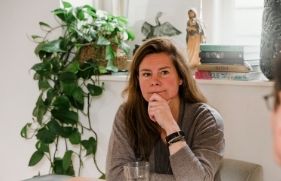 Roos in gesprek met een risicodeskundige van Interpolis