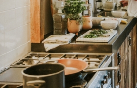 2 mensen zijn samen aan het koken
