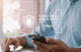 Iemand heeft een mobiele telefoon in zijn hand en wil veilig inloggen