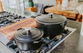 In de keuken staan 2 pannen op het gasfornuis