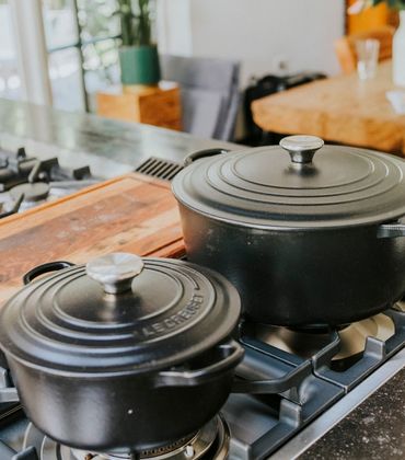 In de keuken staan 2 pannen op het gasfornuis