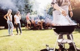 Barbecueën in de tuin