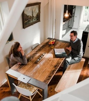 Aan de keukentafel vertelt Kimberly van den Heuvel wat je kunt doen bij brandschade.