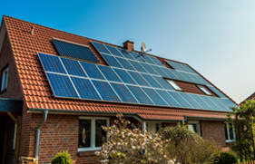 Dak van woonhuis met zonnepanelen. Zelf zonne-energie opwekken; de opties.