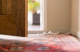 Een openstaande voordeur