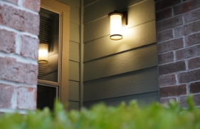 Een buitenlamp aan de gevel van een woonhuis.