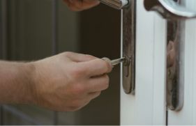 hand draait sleutel in slot
