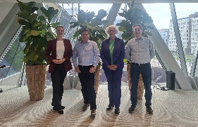 Van links naar rechts: Marie Groenhof, manager Glastuinbouw Achmea, Hans van der Salm, voorzitter HortiQ, Annie van de Riet, AVAG en Bart Stengs, sectormanager Achmea.