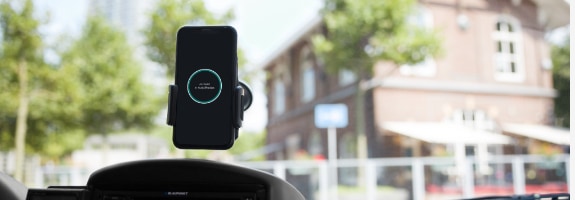 AutoModus app die gebruikt wordt in de auto, in een telefoonhouder