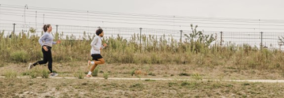 Man en vrouw die aan het hardlopen zijn