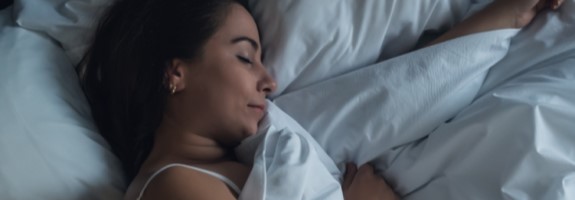 vrouw die in bed ligt te slapen