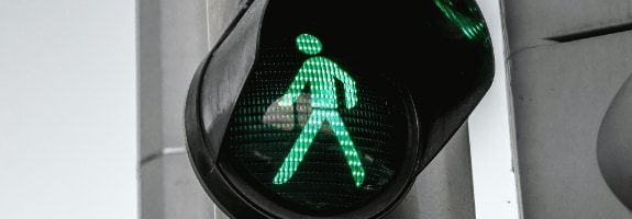 Voetgangersstoplicht dat op groen staat