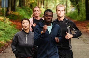 Een groep van mannen en vrouwen rent in het bos. De zorgverzekering ZorgCompact van interpolis is een voordelige zorgverzekering waarbij u alles online regelt.
